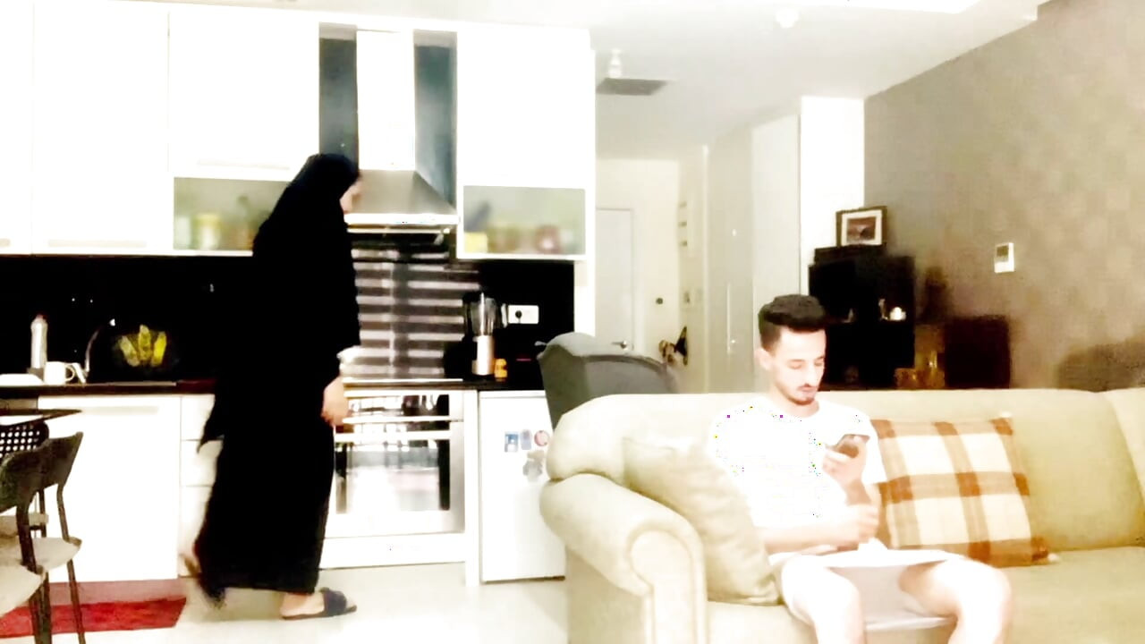 صبي عربي ينيك زوجة أبيه لأنه لا يزال يتعلم كيفية ممارسة الجنس. والأم الزوجة لا تمانع في تعليم ابن زوجها