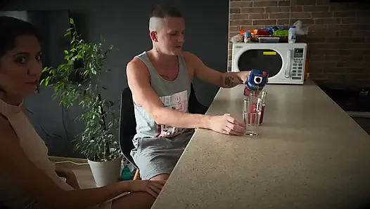 Hart und grob ficken einer schmutzigen schlampe - zwei männer kommen hart auf das gesicht der schlampe