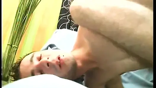 Tante girang nakal rambut pirang suka banget ngentot pantat cowok berondong ini sambil nyepong kontol pria lain