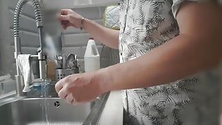 3 colheres no meu pau lavando a louça, é claro