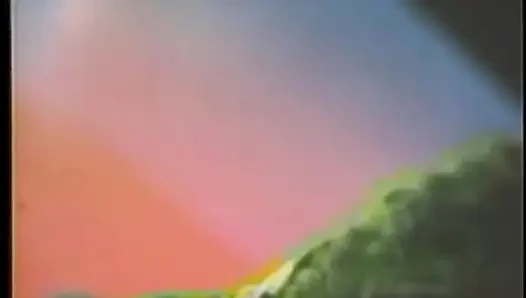 Seksi fahişeler iyi sürtükler gibi dizlerinin üzerinde yarak emiyor