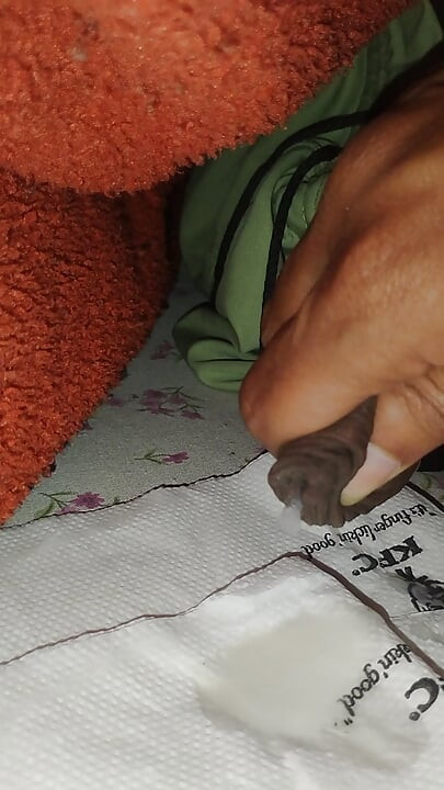 กูเสิร์ฟน้ําแตกบนกระดาษทิชชู