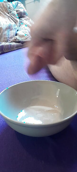 Kontol muda rambut oranye yang belum disunat mengambang