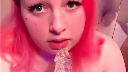 Pacar semok imut ini nyepong kontol pacarnya sendirian