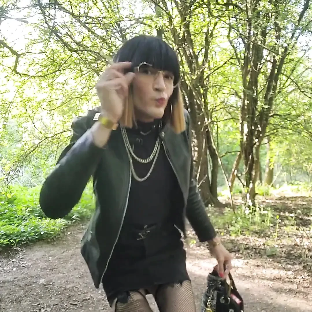 Show off Your Mini Skirt in Jean’s, Cul Open in a Public Parking Lot Vanessabitchx Parischiennetrvprod