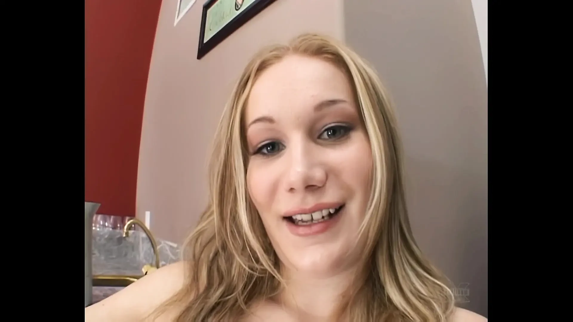 Katie Ray tar en stor kuk i sin lilla röv