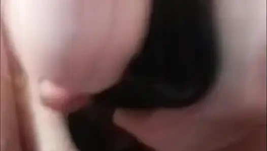 Masturbuje her dildo