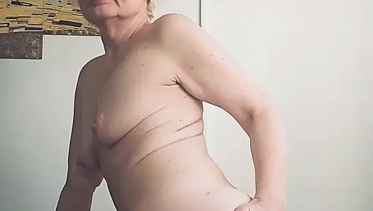 Günü doğru başlatmak için seksi bir striptiz. Beğendin mi?