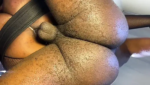 Kapı seks salıncağına iyice yayılmış ıslak sulu aletini derinden itiyor ve büyük zenci kremini boşaltıyor