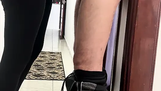 İş arkadaşları şirket koridorunda seks yapıyor.