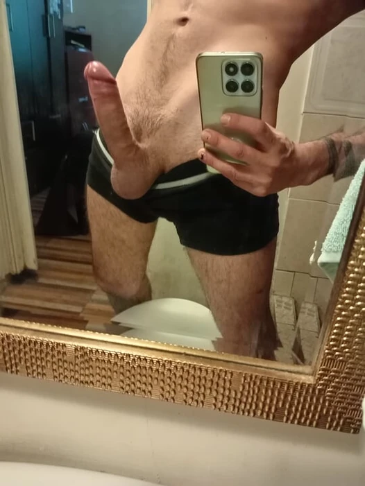 Khoe cu trước gương