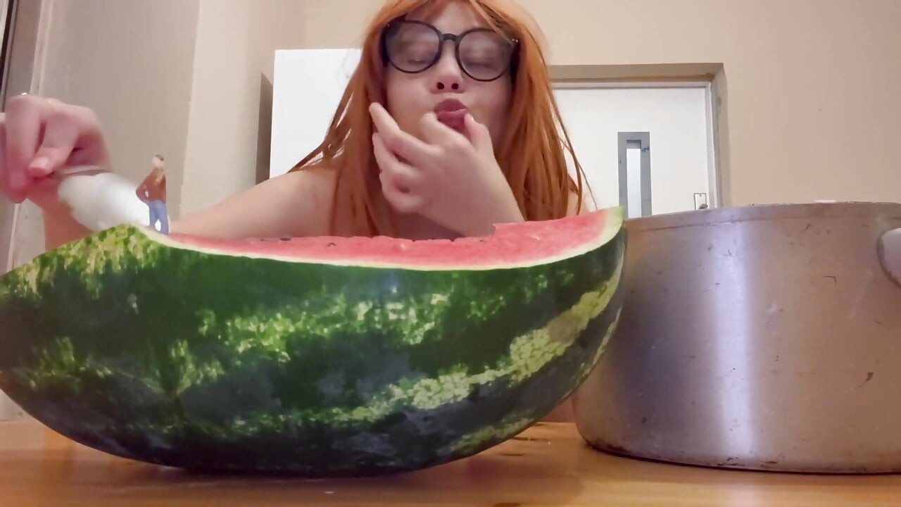 Sora vitregă uriașă mănâncă pepene verde și este foarte excitată în timp ce fratele vitreg minuscul urmărește sora vitregă Uriașă mănâncă