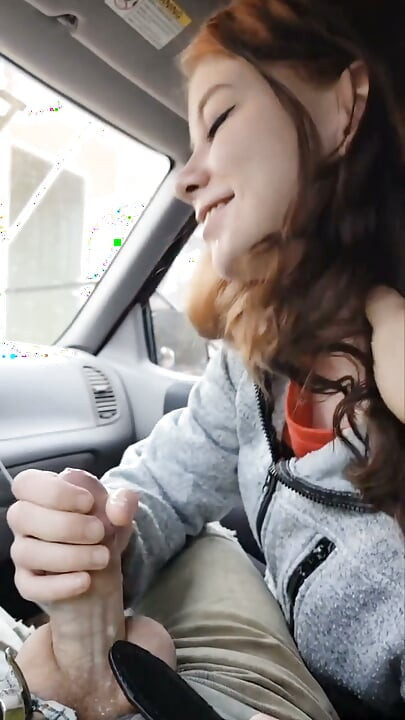 젊은 브루넷이 차 안에서 자지 빠는 실력을 뽐내요