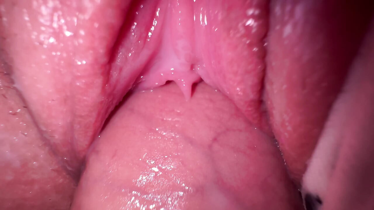 Üvey erkek kardeşimin karısı orgazm olduktan sonra fışkırtıyor, onun sıkı amını siktim