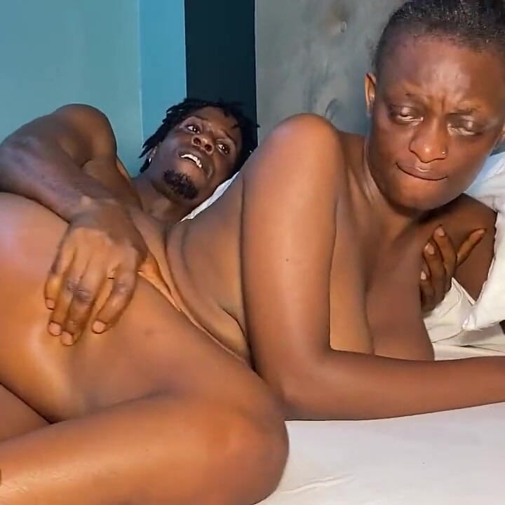 Die Frau Meines Bruders Sahnte Und Squirtet Auf Meinen Schwanz, Während Ich Ihren Missionarsstil Auf Dem Bett Fickte