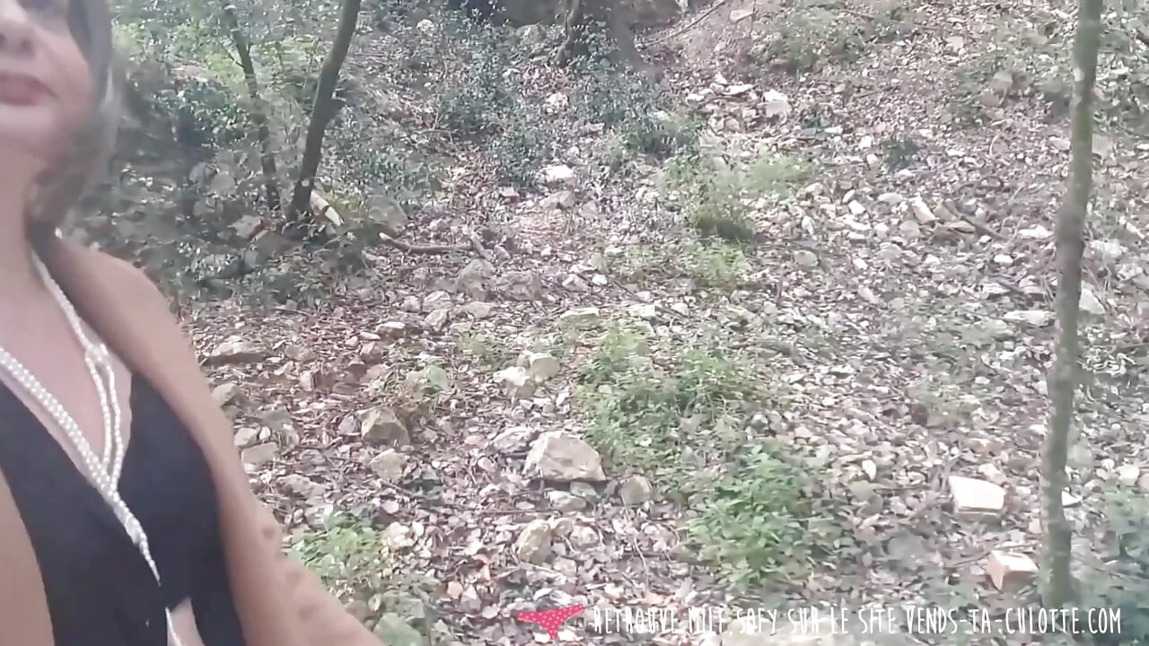 Vends-ta-culotte - MILF amatrice française s'exhibe en extérieur et suce la bite d'un inconnu