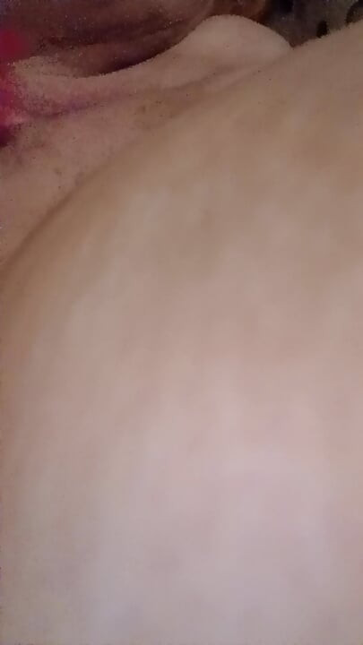 Красива повія грає зі своєю кицькою