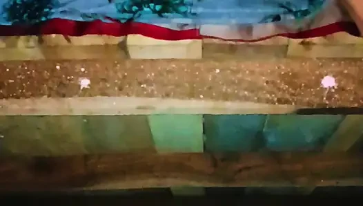 Sister-in-law's bad fucking and spreading both her legs, put the whole penis and took out the piss from the pussy.