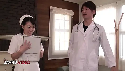 Бритая киска Ui Kinari жаждет интенсивного Jav удовольствия медсестры в чулках