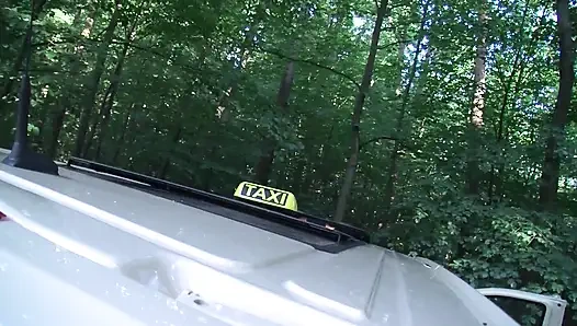 Büyük götlü sarışın olgun Alman açık havada sikiliyor