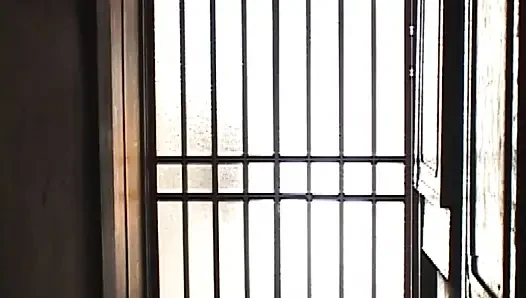 P128G05 Чувственная эротическая драма, установленная в обычном городском ландшафте эпохи Сева, где нежную мать обнимает мужчина перед D
