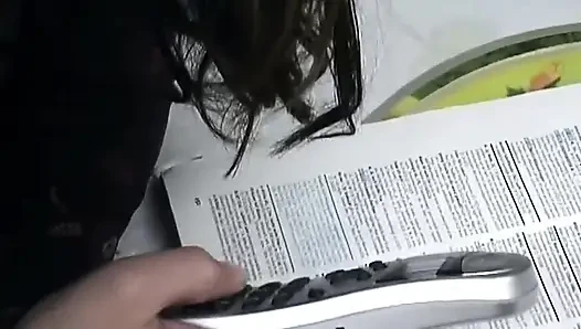 Брюнетка подрачивает член и показывает текущую киску крупным планом