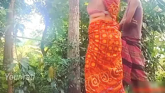 Une bhabhi sexy se fait baiser par son beau-frère, sexe dans un village en plein air, audio clair en hindi