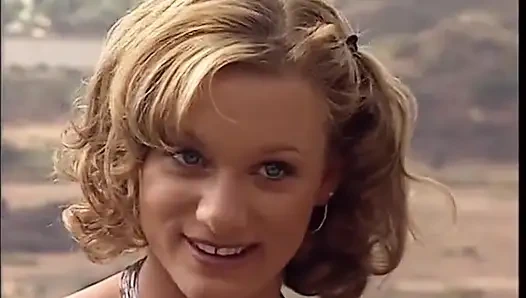 Masum görünümlü sarışın kıllı göğüslerini tercih ediyor