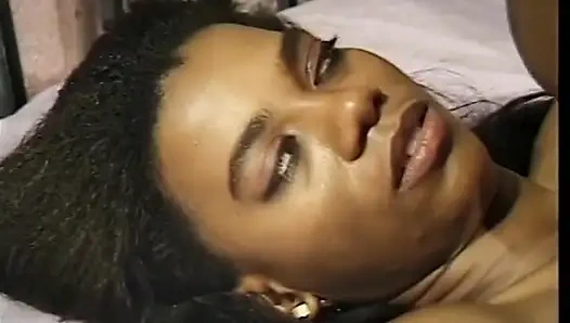 Si cantik kulit hitam nyepong kontol sampai tenggorokan dan dientot dari belakang