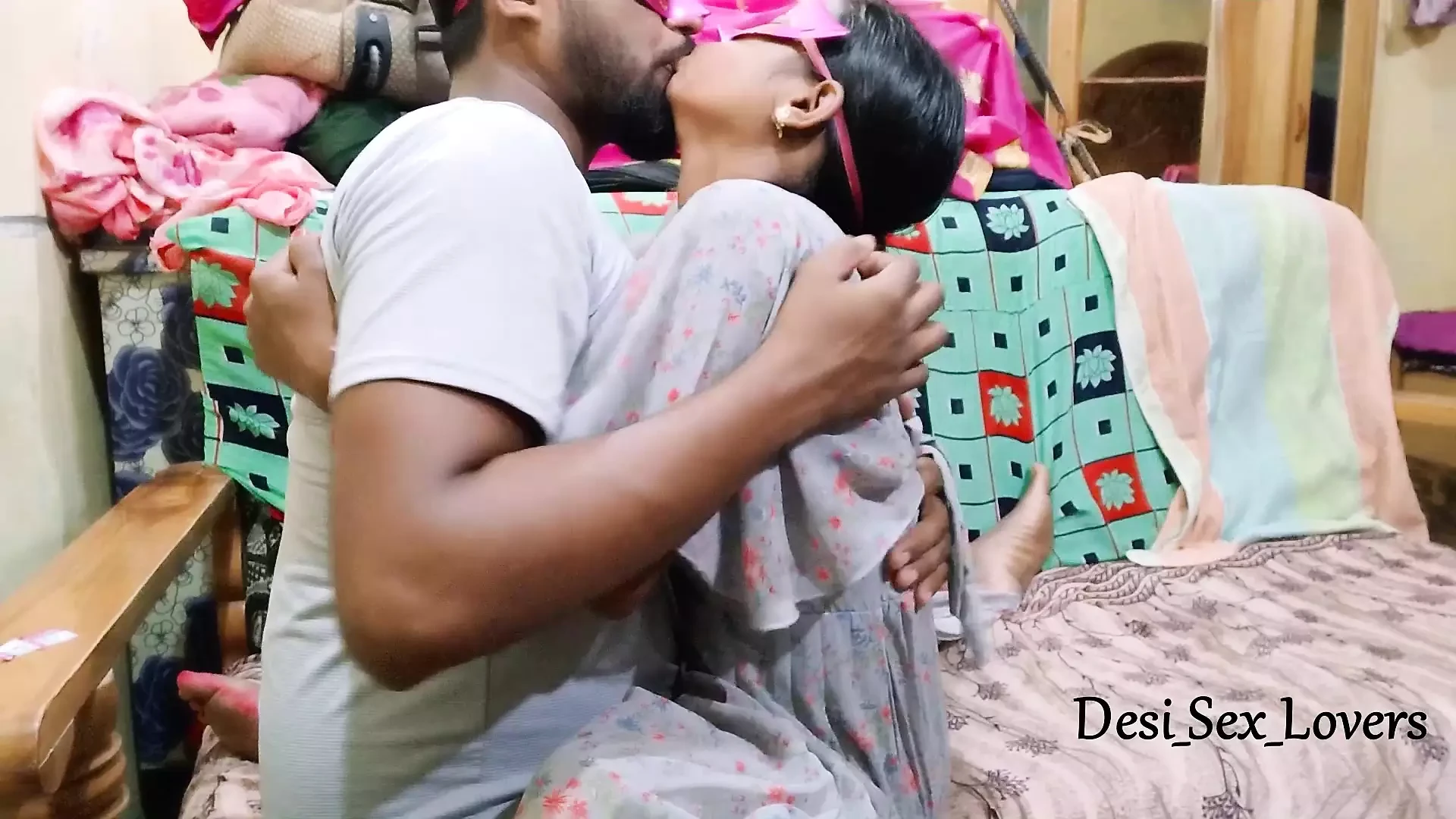 Bestes bestes junges indisches Paar, echte verheiratete Ehefrau fickt Hardcore im Desi-Stil - volles Hindi