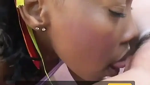 Cewek kulit hitam erotis suka jilat memek pasangannya di luar ruangan.