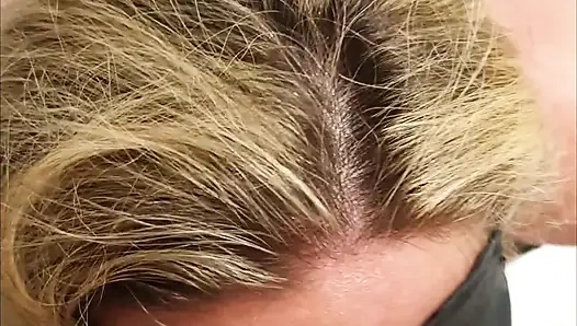 Orta yaşlı seksi kadın victoria bağlı ve emiyor