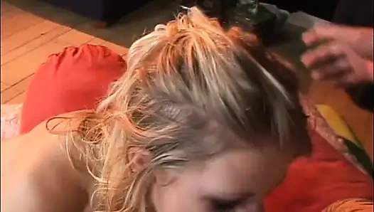 Cewek sange dengan toket kecil pantatnya dientot