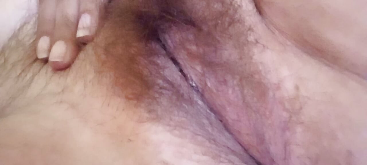 너무 가까워서 그녀의 털 많은 보지 냄새까지 맡을 수 있을 정도