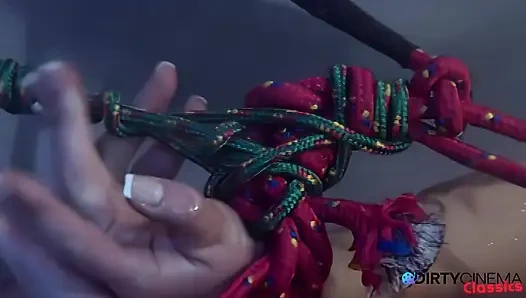 Пленную шлюшку трахают в задницу в секс-подземелье