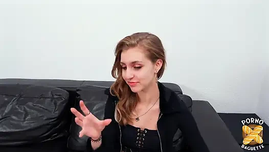 Селина и Лена, две сексуальные девушки, делят большой член