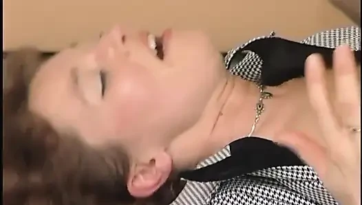 Seksi orta yaşlı seksi kadın yerde sikilirken zevkle çığlık atıyor
