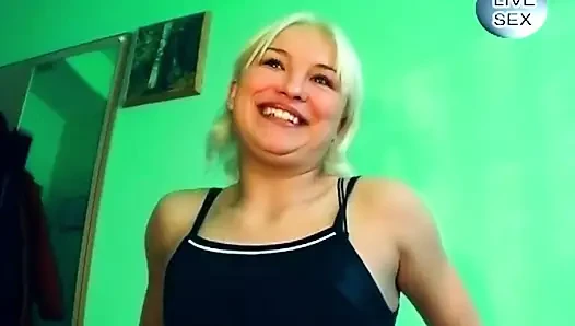 Sarışın sırılsıklam amını parmaklıyor
