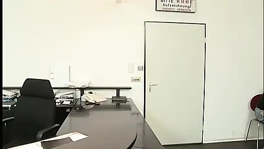Genç esmer sekreter ofiste amcığını yalıyor ve sikiliyor