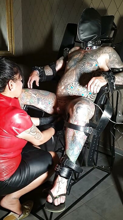 Atado a la silla de bondage para las descargas eléctricas