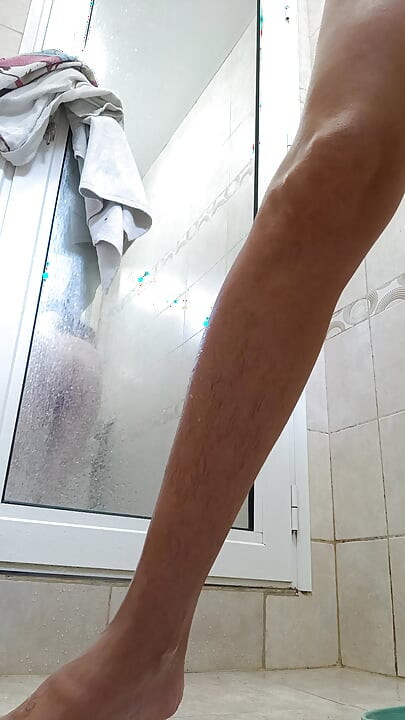내 보지를 면도하고 화장실에서 샤워하는 두 번째 부분!