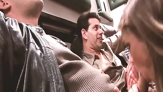 Сцена с горячими медсестрами -4_Blonde медсестры в нижнем белье занимаются анальным сексом вместе в оргии в машине скорой помощи