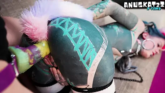 DOMINA – catplay-lektion, domina trainiert tätowierte kätzchen mit schwanz, buttplug