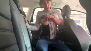 Enseñando tetas y coño en el coche 3