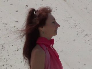 Dans met rode omslagdoek in een witte zandgroeve