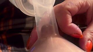 Накачка грудного молока в любительском видео. крупным планом спрей.