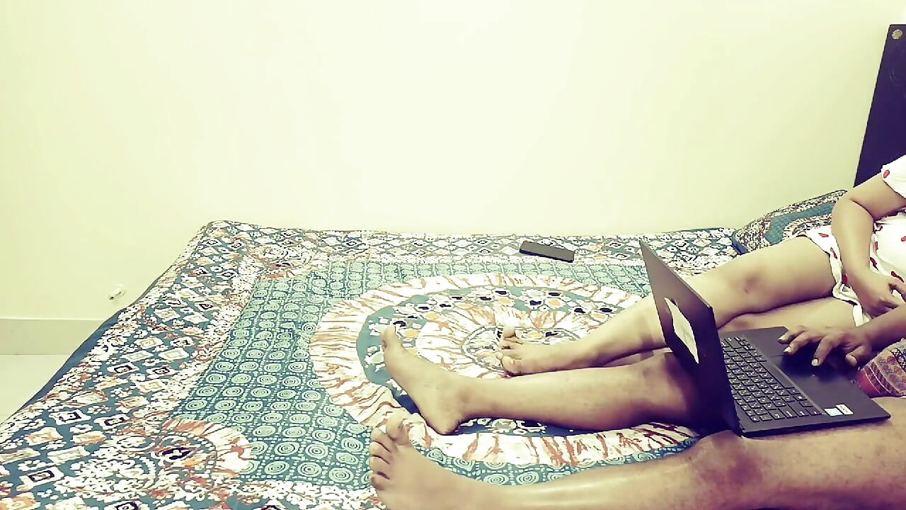 Meia-irmã Compartilha Cama Com Irmão Mais Velho Indiano Em Casa Sozinho.