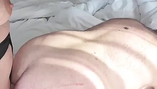 Порка яиц, трахаю страпоном моего раба и заставляю его лизать мое очко, пока я не кончу в качестве награды