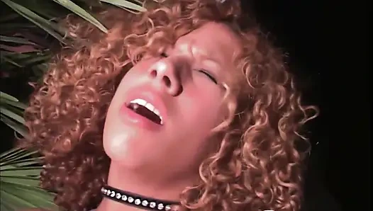 Schätzchen Mit Dicken Titten Fingert Muschi Im Whirlpool