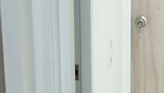 Aku ketemu sama tetanggaku di kamar mandi